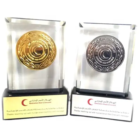 Hoge Kwaliteit Aangepaste Vorm Kristal Awards Met Metalen Trofeeën Voor Uae Crystal Award Trofee Met Metalen Medaille Plaat