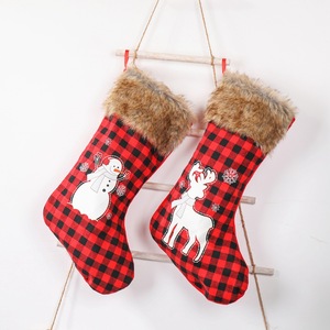 Sacs à bonbons de Noël pour enfants, ornements de sapin et de chaussettes à motifs bonhomme de neige, élan et carreaux rouges et noirs - Product Image 1