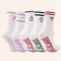 Vente en gros de chaussettes de yoga blanches de haute qualité, brodées, en coton respirant, antidérapantes, pour le Pilates
