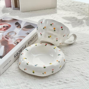 Tasses et soucoupes à café en céramique petites et peintes à la main à prix abordable – Qualité esthétique supérieure pour le thé de l'après-midi et les lattes - Product Image 3