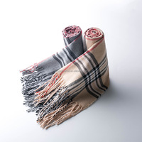 Sciarpe e Scialli Etnici Invernali Unisex a Quadri Verde e Rosso in Finta Pelliccia e Lana con Nappe Natalizie per Donne Eleganti