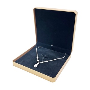 Set di Grandi Scatole Portagioie Quadrate Goffrate alla Moda per Anelli e Pendenti con Design Coperchio e Base - Product Image 3