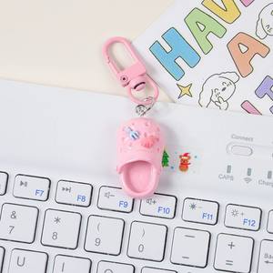 CHENXI Llaveros de dibujos animados 3D con forma de zapatilla, mini colgantes de resina, accesorios para bolsos para niñas - Product Image 5
