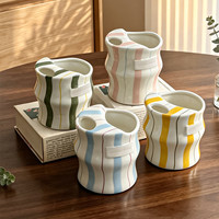 Mug à café en céramique ondulé avec logo personnalisé, color block, pour collection de vente au détail de cafés et boutiques (OEM)