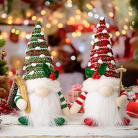 Ensemble de 2 décorations de Noël en peluche lumineuses, gnomes suédois Tomte Gonk avec skis, décorations de table lumineuses à LED pour les fêtes