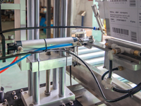YIMU YM320 Machine automatique de scellage d'angle d'autocollant de deux côtés pour boîtes en carton Machine d'étiquetage de grandes boîtes en papier plastique pour cargaison de palettes
