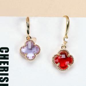 จี้คริสตัลรูปใบโคลเวอร์สี่ใบหลาก<span class=keywords><strong>สี</strong></span>ลูกปัดแก้วแบบทำมือสำหรับทำสร้อยข้อมือและสร้อยคอ - Product Image 2