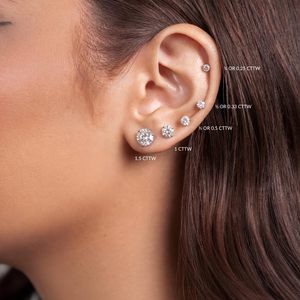 Boucles d'oreilles clous en or blanc 14 carats avec diamants de laboratoire taille Martini à 3 griffes pour femme, à visser, D-E VVS1 VVS2, bijoux ronds - Product Image 4