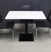 Tables de restaurant pour 4 personnes, tables modernes en surface solide blanche, tables basses carrées brillantes