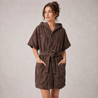 Peignoir court en coton jacquard avec logo personnalisé, capuche et poches, idéal pour le spa, l'hôtel, la plage, l'été