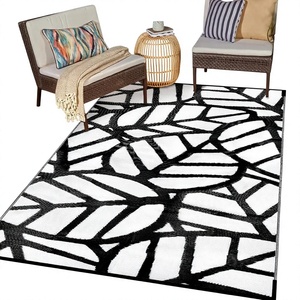 Tapis d'extérieur géométrique moderne rectangulaire noir et blanc en polypropylène tufté, résistant à l'eau, avec envers en caoutchouc, à poils ras - Product Image 1