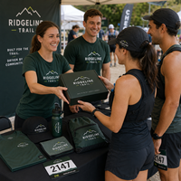 Kit de course de trail personnalisé avec logo, comprenant une chemise de performance, une casquette, une bouteille d'eau, une serviette rafraîchissante et un dossard de course