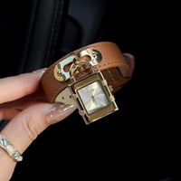 Le fabricant fournit des montres scottie9858 avec bracelet en cuir Scottie, dotées de pendentifs tridimensionnels et de fermoirs carrés.