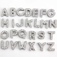 Breloques coulissantes en alliage de zinc, 26 lettres A-Z, avec couronne en cristal de 8 mm et lettres en cristal coloré, pour bijoux commémoratifs - Vente chaude