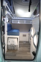 Module de camping escamotable pour pick-up, 3 couchages, avec douche, toilettes, cuisine, réfrigérateur et panneaux solaires