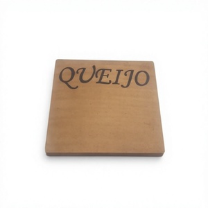 เขียงไม้ทรงสี่เหลี่ยมพร้อมลายแกะสลัก Queijo ผิวสัมผัสธรรมชาติ ป้องกันกลิ่น สำหรับหั่นอาหารในครัว - Product Image 1