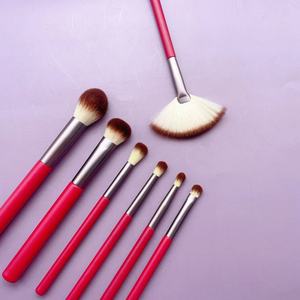 ชุดแปรงแต่งหน้า 7 ชิ้น ขนแปรงสังเคราะห์ ด้ามไม้สีแดง หัวแปรงอะลูมิเนียม พร้อมแปรงโกนหนวด ชุดอุปกรณ์พร้อมโลโก้สั่งทำ - Product Image 4
