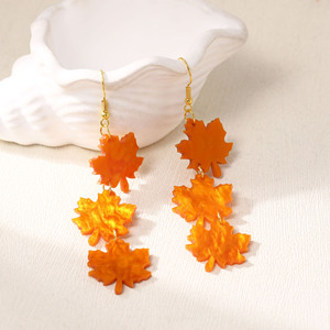 Orecchini pendenti da donna in acrilico con foglie di acero floreali, gioielli alla moda - Product Image 4
