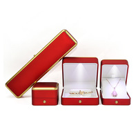 Boîte à bijoux verte avec bordure dorée et lumière LED pour pendentif, bague, collier, bracelet (style rectangulaire/carré tendance)