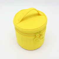 Sac cadeau matelassé en polyester grande capacité 2026 avec poignée souple et durable pour femme, fermeture éclair, design rond, étui cosmétique en gros