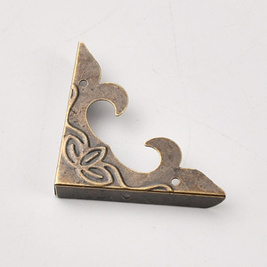 Hebilla de Esquina Triangular de Cobre de 20 mm con Orificio, Diseño Tradicional, Accesorio de Ferretería Duradero para Muebles - Product Image 4