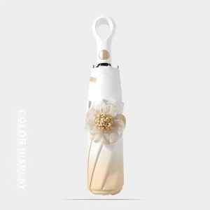 Paraguas de Goma Negra con Protección UV, Apertura y Cierre Automático de Tres Pliegues, Diseño de Flores en Degradado, Doble Uso, para Lluvia y Sol - Product Image 1