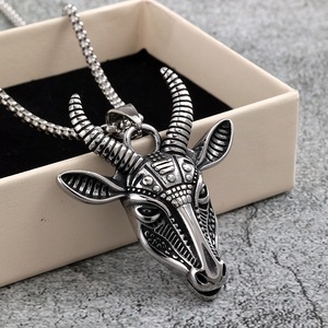 Colgante de cabeza de carnero de acero inoxidable para hombre de Yunnique, amuleto con temática animal para ropa, regalo a juego - Product Image 1