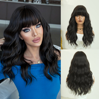 Peluca de Cabello Sintético Largo y Ondulado de 22 Pulgadas, Color Marrón Oscuro con Reflejos Caramelo, con Flequillo Recto, Fibra Resistente al Calor, Aspecto Natural Mate