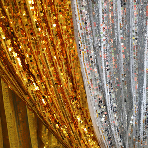 Lussuoso Sfondo per Palco Matrimoniale con Tenda Scintillante in Tulle (Modello Paillettes06) - Product Image 3