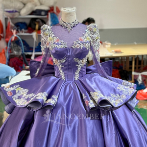 XS221 Robe de bal élégante violette à col montant, avec appliques en dentelle, broderie de perles et cristaux, longueur ras du sol, pour soirée, avec traîne chapelle - Product Image 5