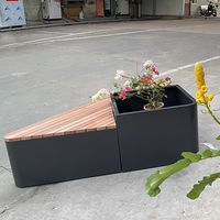 Jardinière de décoration Banc Mobilier d'extérieur Jardinière Boîte à fleurs Sièges Cadre en métal Bois massif Banc triangulaire Jardinières