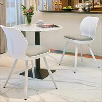 Chaise coquille avec pieds en bois, dossier ergonomique moulé pour projets de bistrot et d'hôtel