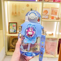 Été Grande Capacité Étudiants Mignon Style Paille Tasse Anti-Chute Plastique Enfants Ours Bouteille d'Eau Portable Crossbody Strap Kettle