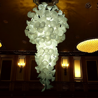 Nouvelle Arrivée Lustre en Verre Blanc Style Chihuly Art Murano Hauteur Réglable Décoration Suspendue pour Plafond Haut Verre Soufflé à la Main Coloré