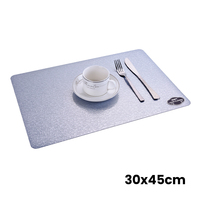 Napperons rectangulaires RNPT Starry Silver en PVC 30x45cm à petits pois et coins arrondis pour tables de banquet