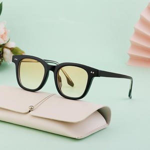 Gafas de sol unisex con montura cuadrada y forma de ojo de gato, montura negra de PC, protección UV400, clase 2, con estuche - Product Image 2