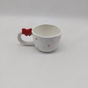 <span class=keywords><strong>Tasse</strong></span> à café en céramique 3D rose avec nœud et base sur pied, élégante <span class=keywords><strong>tasse</strong></span> à café blanche en gros - Product Image 3