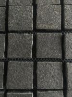 Smarter Stone SMTMS22 Bloc de granit noir absolu 100x100mm, finition flamée sur le dessus, côtés naturels, pavés en galets de palisade sur treillis