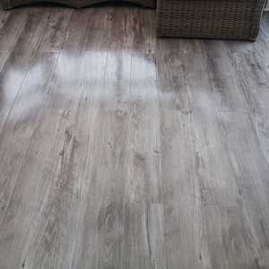 Compre Pisos Laminados de Madera Unilin Click con Borde Biselado, Estilo Selections Plank, Alto Brillo, Impermeables, Parquet de 7 mm - Product Image 2