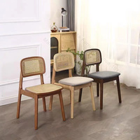 Chaise de salle à manger en rotin tressé avec pieds en bois massif et coussin, best-seller pour restaurant, hôtel et maison
