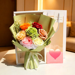 Ramo <span class=keywords><strong>de</strong></span> 7 Rosas <span class=keywords><strong>de</strong></span> Jabón Amanda con Bolsa <span class=keywords><strong>de</strong></span> Regalo con Ventana para el Día <span class=keywords><strong>de</strong></span> San Valentín, Día <span class=keywords><strong>de</strong></span> <span class=keywords><strong>la</strong></span> <span class=keywords><strong>Madre</strong></span>, Cumpleaños, Aniversario - Product Image 1