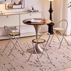 Set <span class=keywords><strong>Tavolino</strong></span> da Caffè Rotondo Stile Mid-Century Moderno con Sedie Pieghevoli in Rattan e <span class=keywords><strong>Tavolino</strong></span> Laterale in Metallo a Forma di Tulipano per Soggiorno, Caffè, Bistrot - Product Image 1