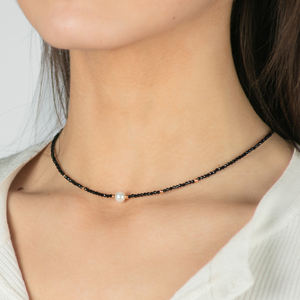 مجوهرات نسائية سوداء راقية مطلية بالذهب عيار 18 قيراط من الفولاذ المقاوم للصدأ مطرزة بالخرز والحجر الطبيعي قلادة لؤلؤ جذابة من NIMAI - Product Image 1