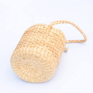 Bolso cilíndrico de paja tejida con cierre de cordón – Estilo vintage y bohemio de jacinto de agua de Vietnam - Product Image 5