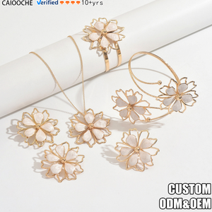CAIOOCHE Conjunto <span class=keywords><strong>de</strong></span> Joyería Personalizada al por Mayor con Diseño Floral <span class=keywords><strong>de</strong></span> Moda para Mujer, con Loto Hueco y Efecto <span class=keywords><strong>de</strong></span> Goteo <span class=keywords><strong>de</strong></span> Aceite, que incluye Pulsera, Pendientes, Collar y Anillo - Product Image 1