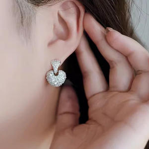 Orecchini in Oro Bianco con Diamanti Taglio Cuore, Colore D Naturale, Certificati GIA, Gioielli Romantici da Matrimonio, Gioielleria Fine da Donna - Product Image 5