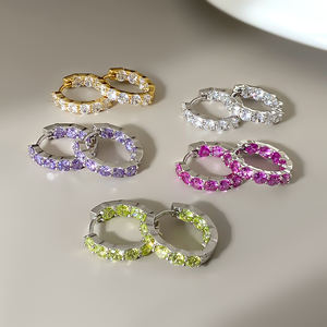 Juego de Aretes Huggie con <span class=keywords><strong>Circonitas</strong></span> <span class=keywords><strong>Multicolor</strong></span>, Aretes Pequeños de Aro con <span class=keywords><strong>Circonitas</strong></span> Redondas, Joyería para Mujer para Fiestas y Uso Diario, Venta al Por Mayor - Product Image 4