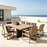 Ensemble de table à manger d'extérieur contemporain avec chaises de patio en teck, mobilier moderne pour villas et hôtels, idéal pour les cours et les jardins