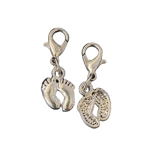10 Breloques en métal plaqué argent en forme de pieds de bébé avec fermoir mousqueton pour porte-clés, boucles d'oreilles et fabrication de bijoux - Product Image 1