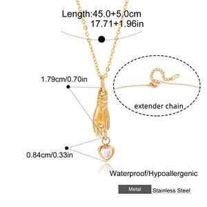 Collana con Ciondolo Mano di Fatima Vittoriana, Placcata Oro 18k, Catena Cubana in Acciaio Inossidabile, Ciondolo a Cuore con Zirconi - Product Image 6